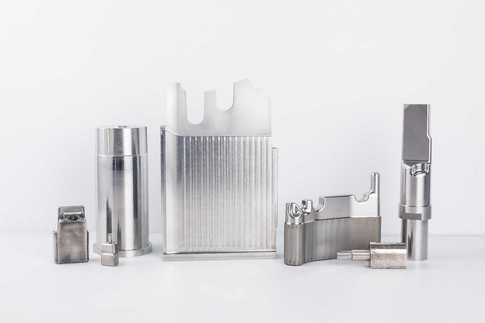 塑料擠壓模具材料一般用什么，塑料模頭出料擠壓